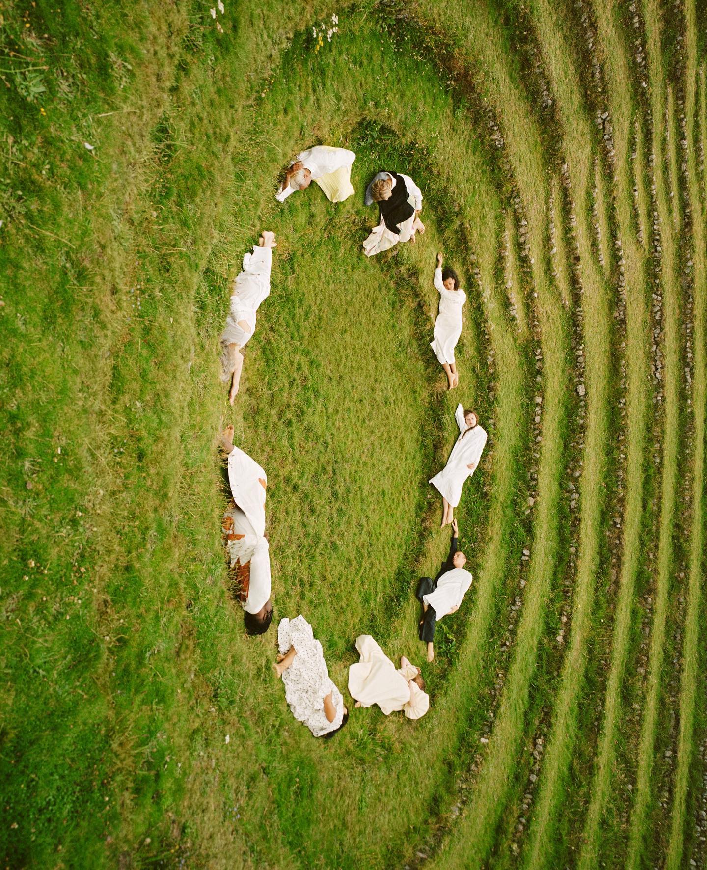 Círculo de piedras sobre pradera, vista aérea