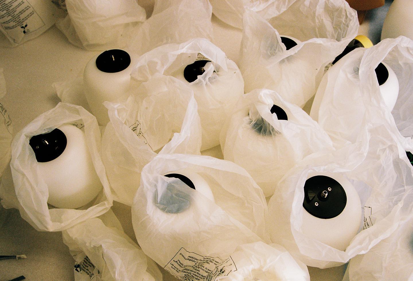 Objetos envueltos en tela blanca — eco de la superficie página