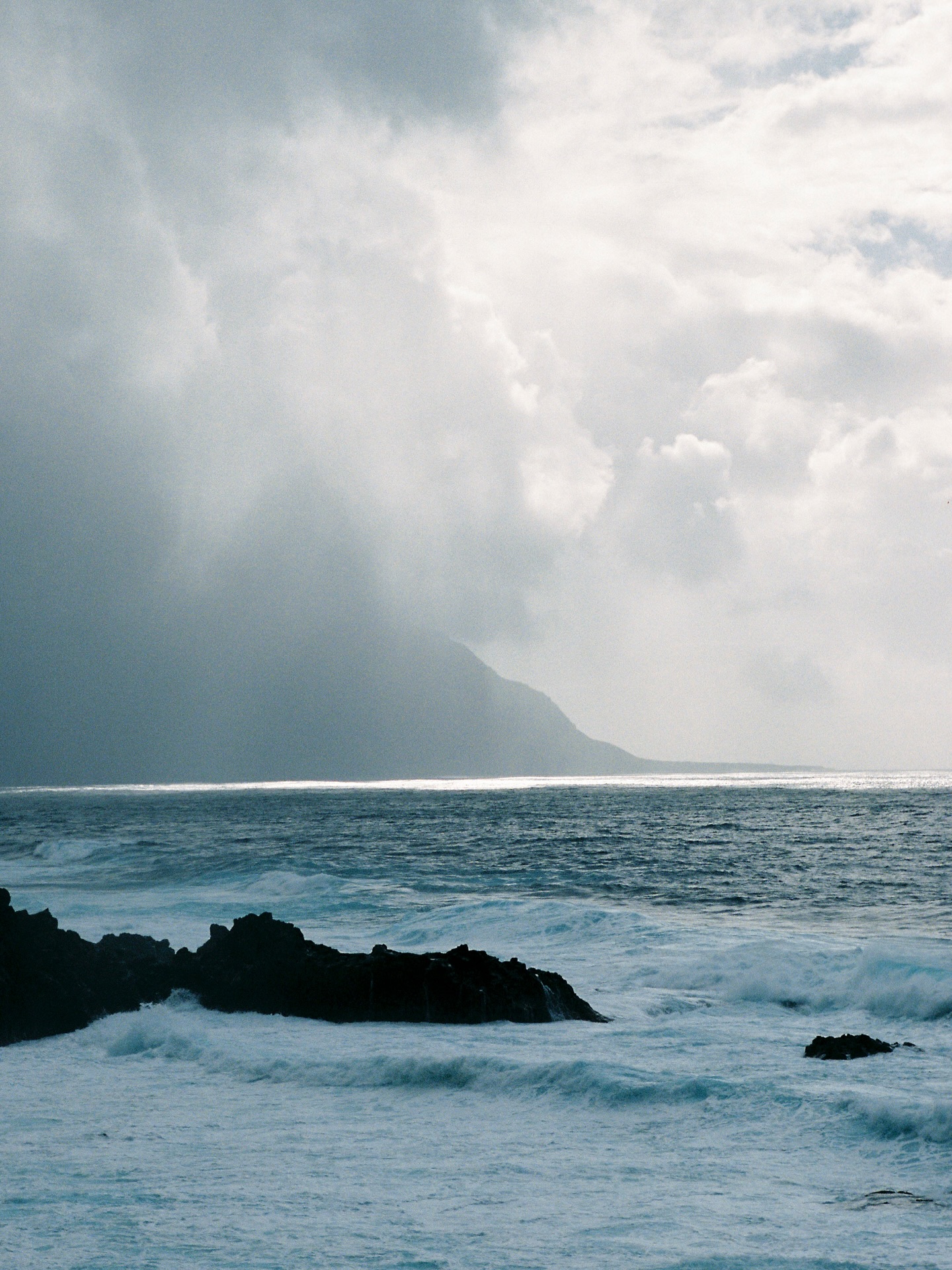 Tormenta sobre costa y mar