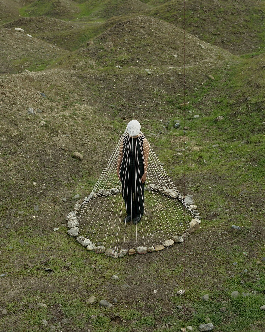 Figura cónica de land art en el bosque con la línea de tokens