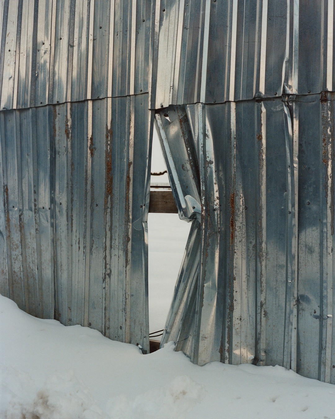 Muro de chapa ondulada en la nieve