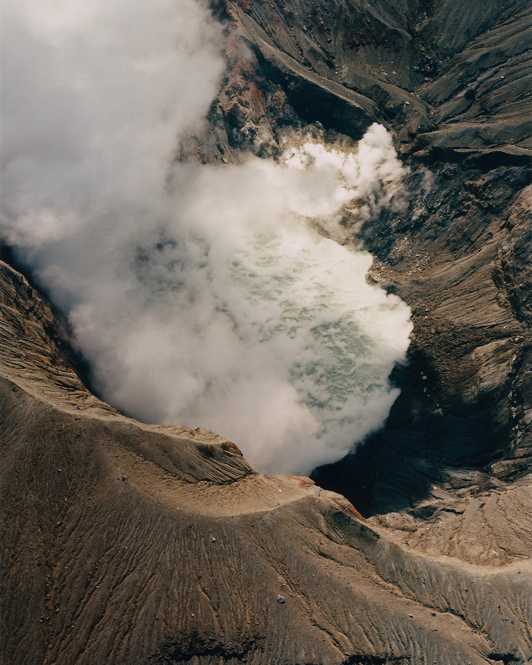 Cráter de volcán con nube