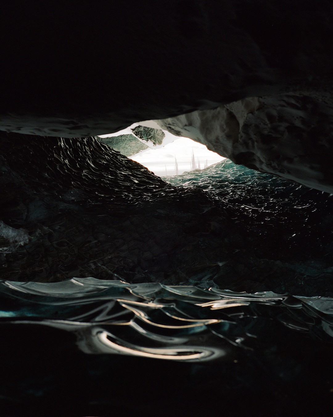 Cueva oscura con entrada de luz