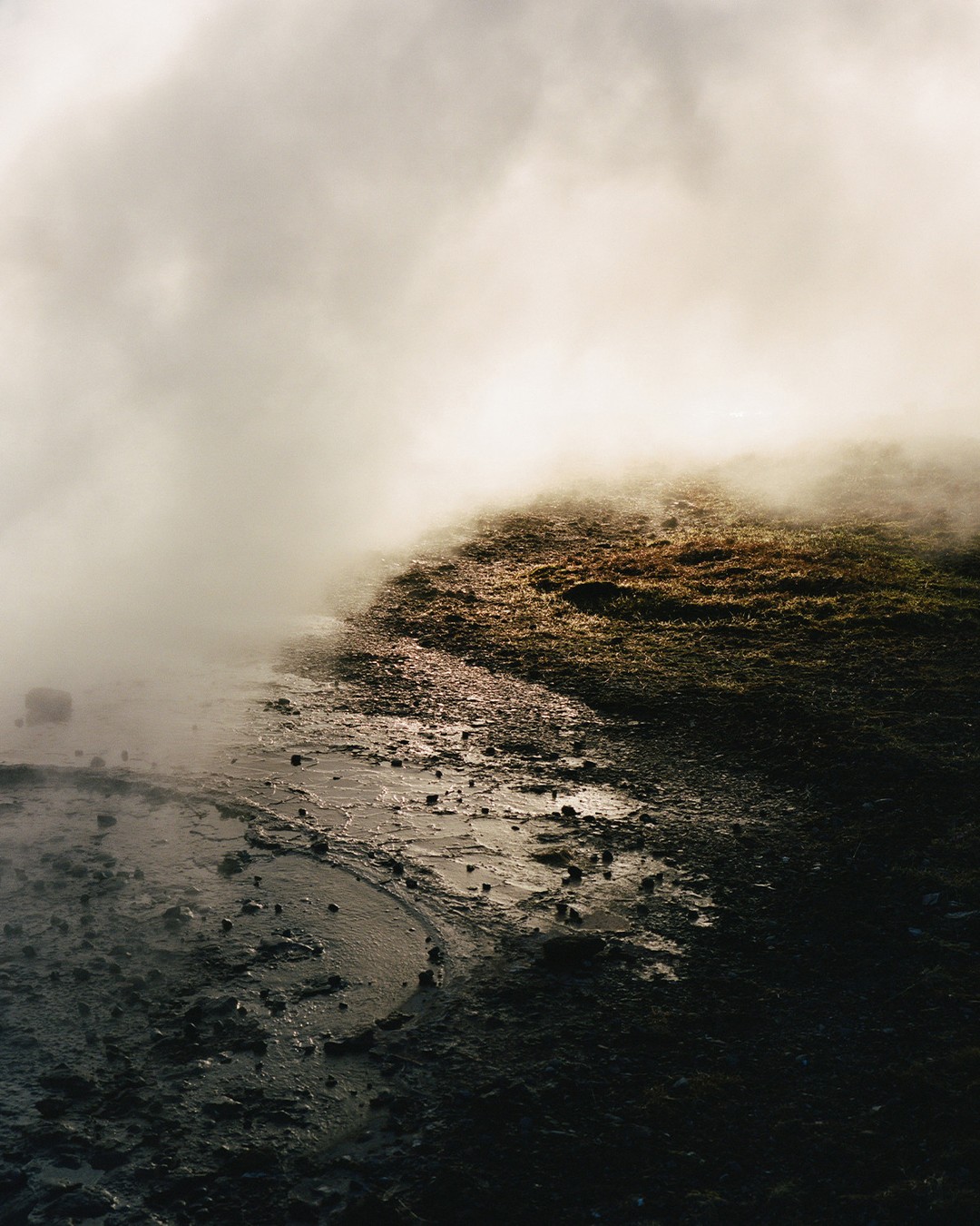 Costa oscura entre niebla