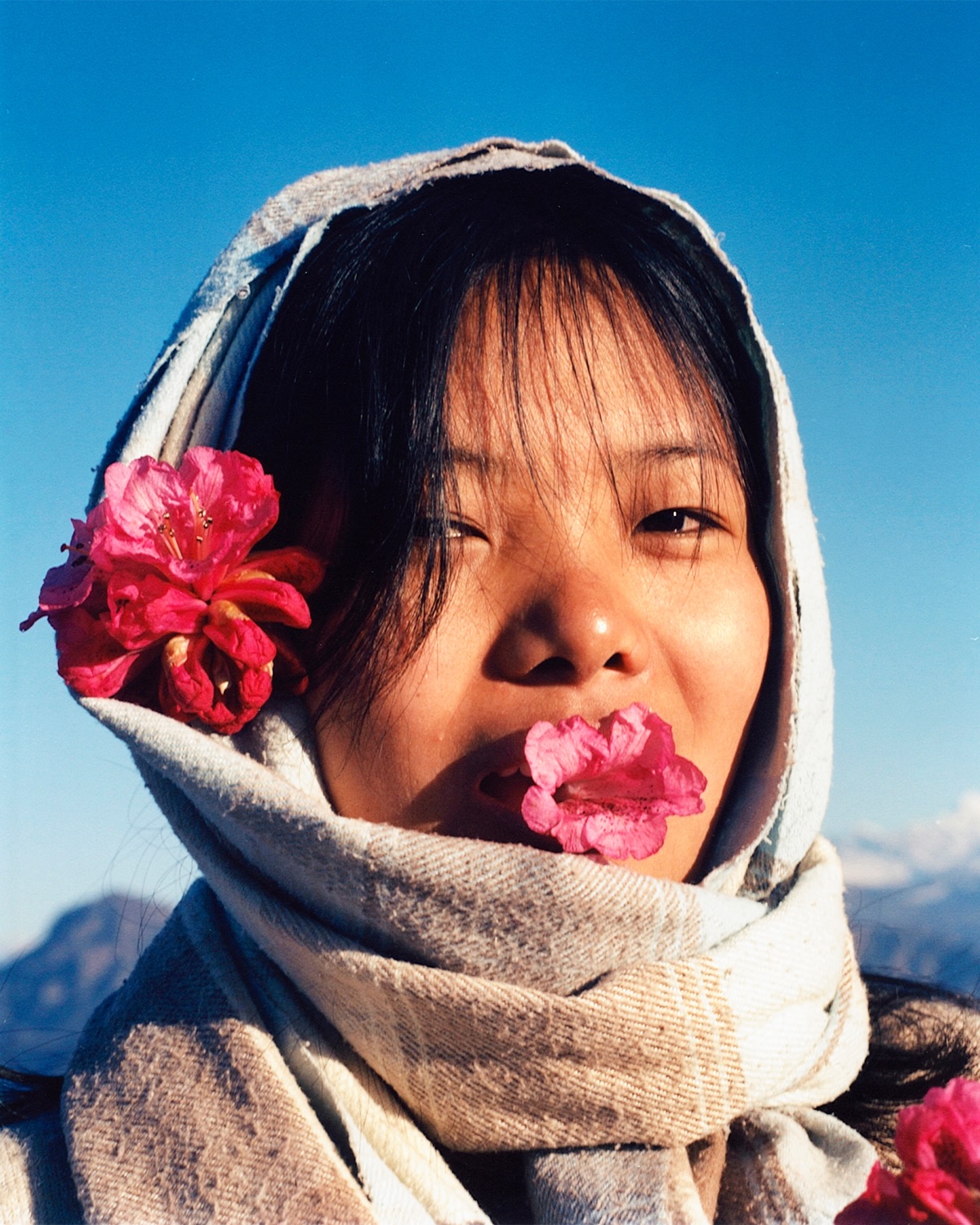 Retrato de mujer con flor en el pañuelo